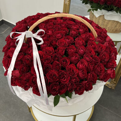 Кошик з 151 червоної троянди