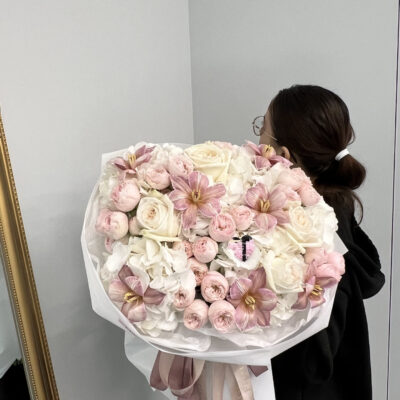 Пастельний мікс з гортензій, піоновидних троянд та тюльпанів