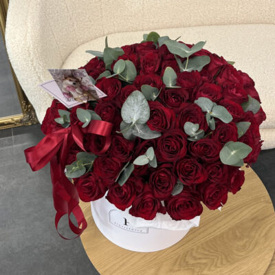 Композиція з 73 червоних троянд та евкаліпту