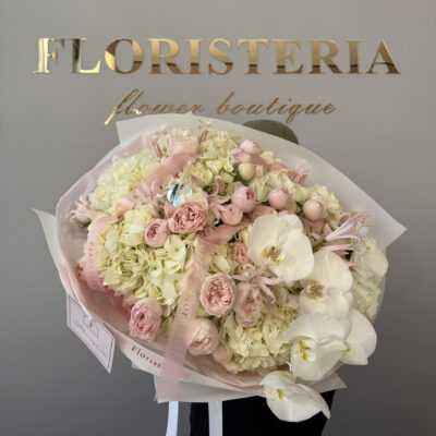 Букет з наріне, троянд, білих гортензій та орхідей