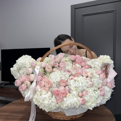 Корзина в біло рожевій колористиці з гортензій та садових троянд
