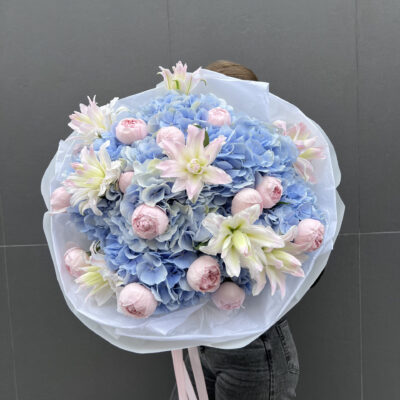 Букет з блакитних гортензій, піоновидних троянд та лілій