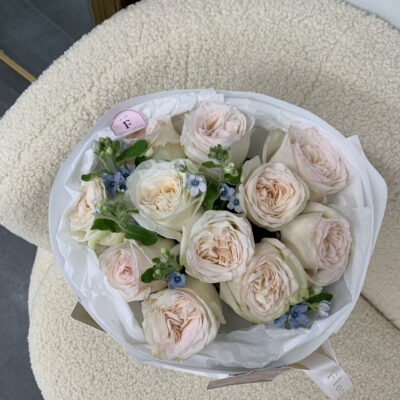 Букет з піоновидних троянд White O’Hara та оксипеталума