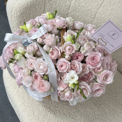 Корзина з кущових троянд та фрезій