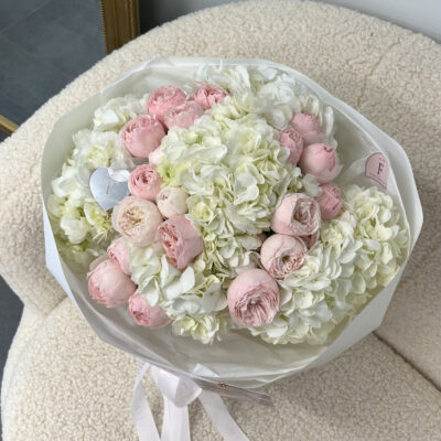 Букет з гортензій та піоновидних троянд
