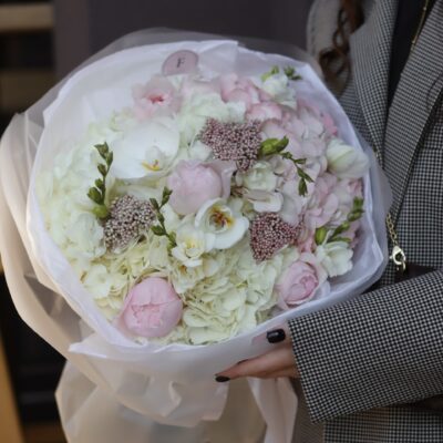 Букет в біло рожевій колористиці з гортензій, піоновидних троянд та додатків