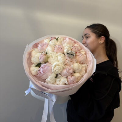 Ніжний мікс білих та рожевих півоній