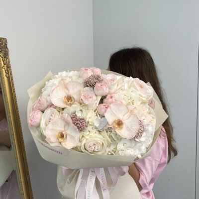 Букет в пастельній колористиці з гортензій троянд та орхідей