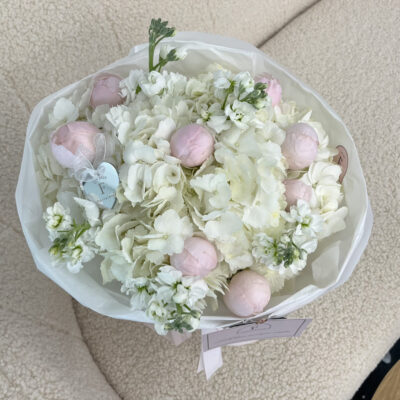 Букет з білих гортензій, матіоли та піоновидних троянд
