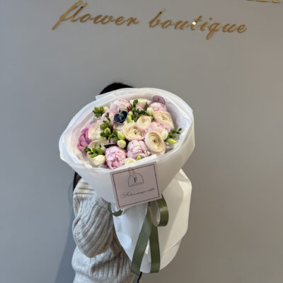 Букет з ароматних фрезій, півоній та ранункулюсів