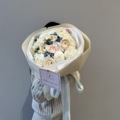 Букет з білосніжних півоній, ранункулюсів та оксипеталума