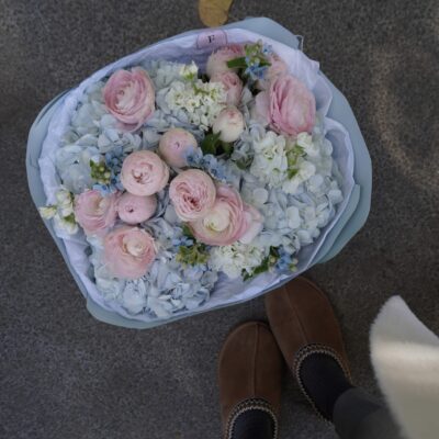 Букет з гортензій, ранункулюсів, троянд, оксипеталума та матіоли