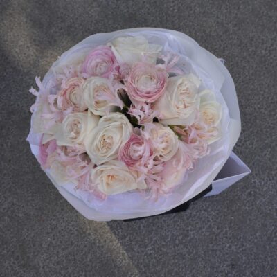 Мікс ранункулюсів, парфумованих троянд White O’Hara та наріне