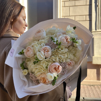 Букет з піоновидних троянд, гортензій, озотамнусу та фрезій