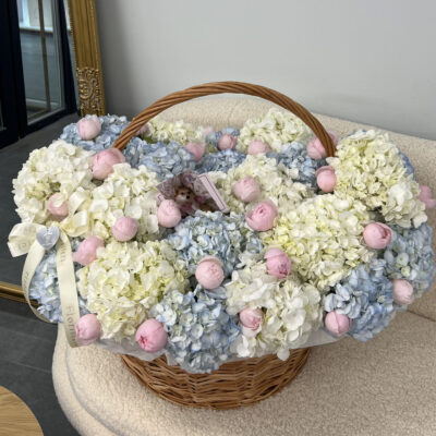 Корзина з піоновидних троянд та ніжних гортензій