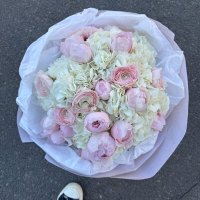 Букет в біло рожевій колористиці з ранункулюсів, троянд та гортензій
