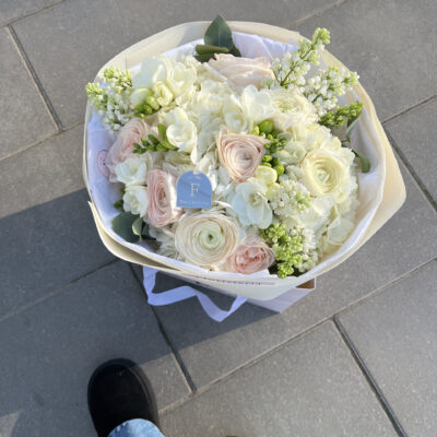 букет з гортензій, фрезій, бузку, троянд та ранункулюсів