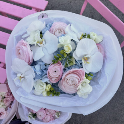 Ніжний мікс з блакитних гортензій, ранункулюсів, орхідей та фрезій