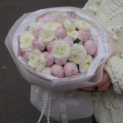 Букет з троянд Peony Pink та ранункулюсів