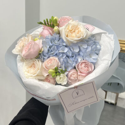 Букет з піоновидних троянд, фрезій та блакитної гортензії