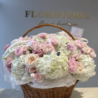Біло рожева композиція в корзині з ранункулюсами, піоновидними трояндами та еустомою