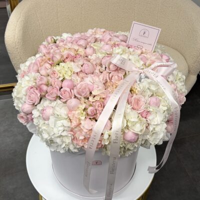 Біло рожева композиція з гортензій, кущових та одноголових садових троянд