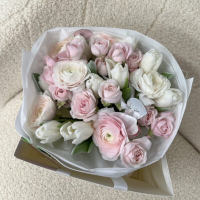 Ніжний мікс з білих тюльпанів, ранункулюсів та кущових троянд