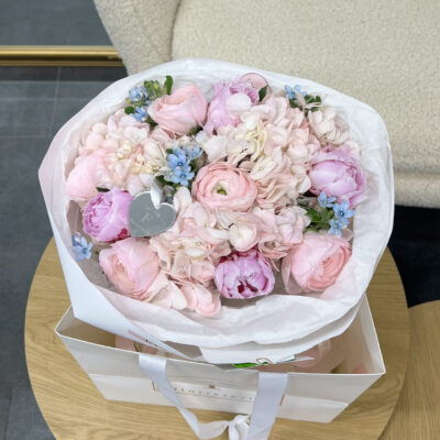 Рожевий мікс з ранункулюсами, півоніями та блакитним оксипеталумом