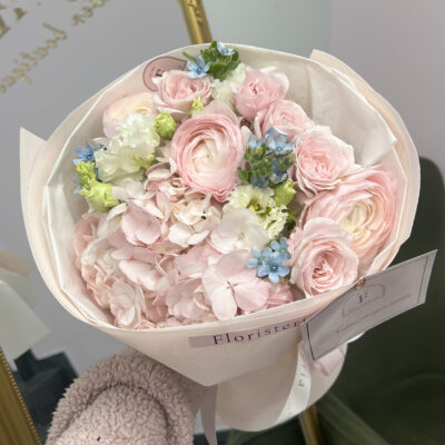 Ніжно рожевий букет з гортензій, ранунулюсів, троянд та додатків