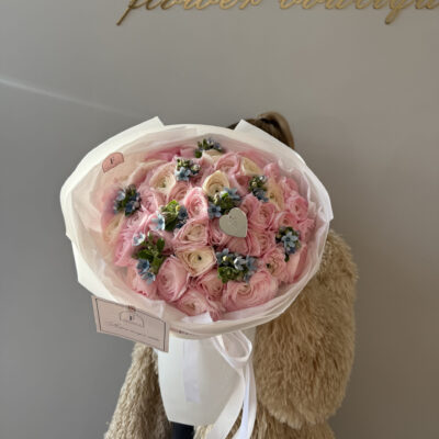 Розкішний букет з ранункулюсів та оксипеталума