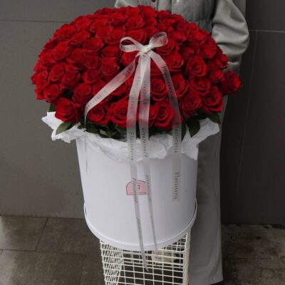 Композиція в коробці з 101 троянди сорту Explorer