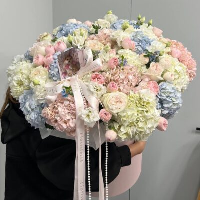 Композиція в коробці розімуру XL з міксу рожево-блакитних квітів