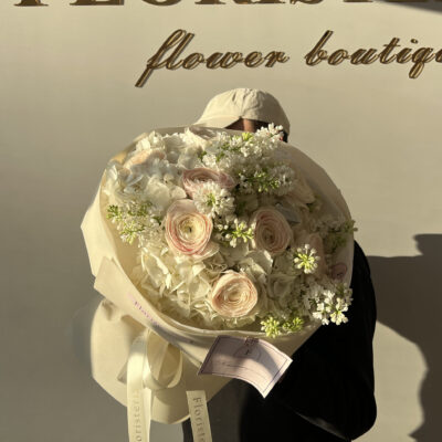 Весняний букет з гортензій, ранункулюсів та бузку