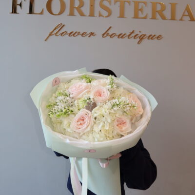 Букет з білих гортензій, піоновидних троянд White O’Hara та ароматного бузку