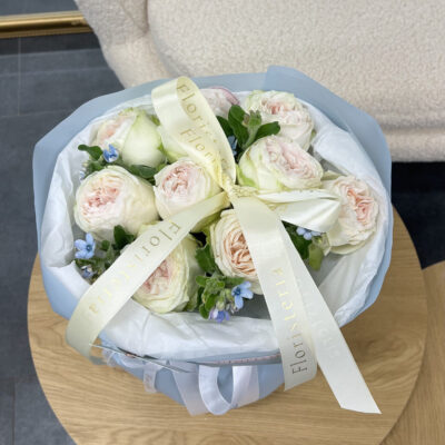 Букет з 9 троянд Lorena Summerhouse та оксипеталума