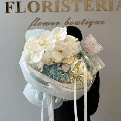 Невагоме поєднання гортензій та орхідей