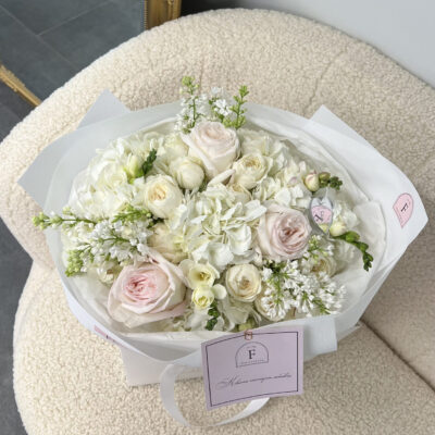 Ніжний мікс з піоновидних троянд, гортензій, ароматних фрезій та білого бузку