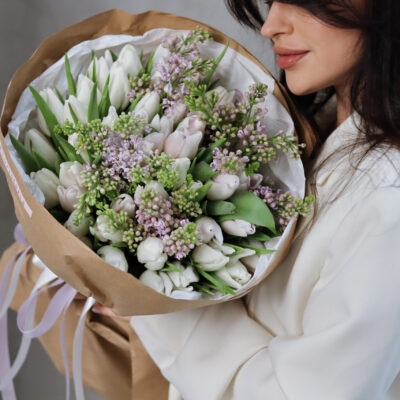 Букет з тюльпанів та бузку