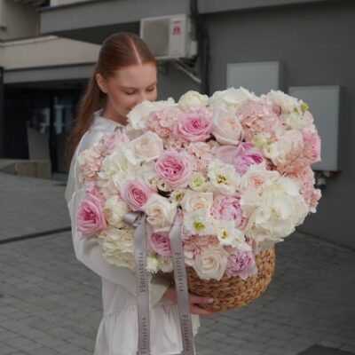 Кошик з півоній, піоновидних троянд, еустоми та гортензій