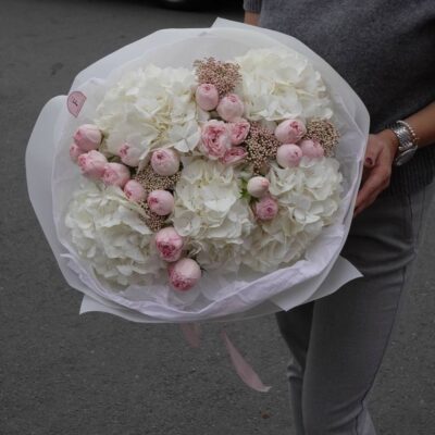 Букет з гортензій, троянд та озотамнусу