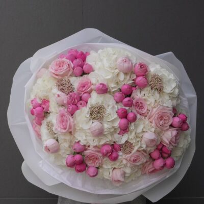 Величезний букет з троянд та гортензій