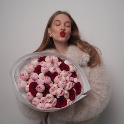 Букет з кущової троянди Mansfield Park та червоних троянд