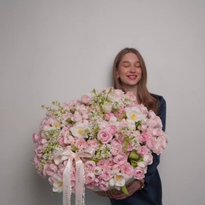 Кошик з бузку, тюльпанів та кущових троянд