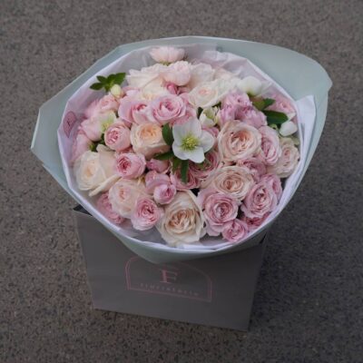 Букет з троянд та хелеборусу