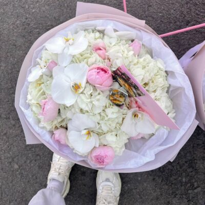 Букет з білих гортензій, садових троянд та орхідеї