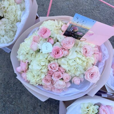 Букет з кущової троянди та білих гортензій