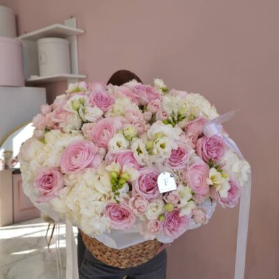 Композиція в кошику з гортензій, піоновидних троянд, фрезій, еустоми та додатків