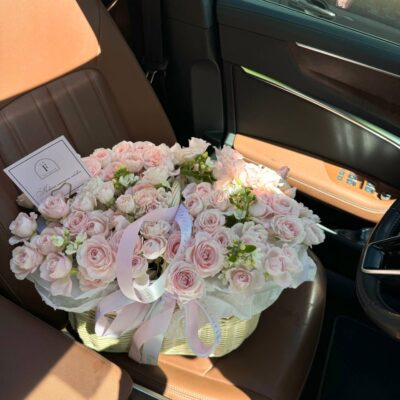 Композиція в кошику з кущової троянди та білого оксіпеталума