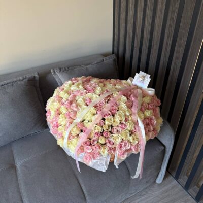 Кошик з 251 троянди в формі серця