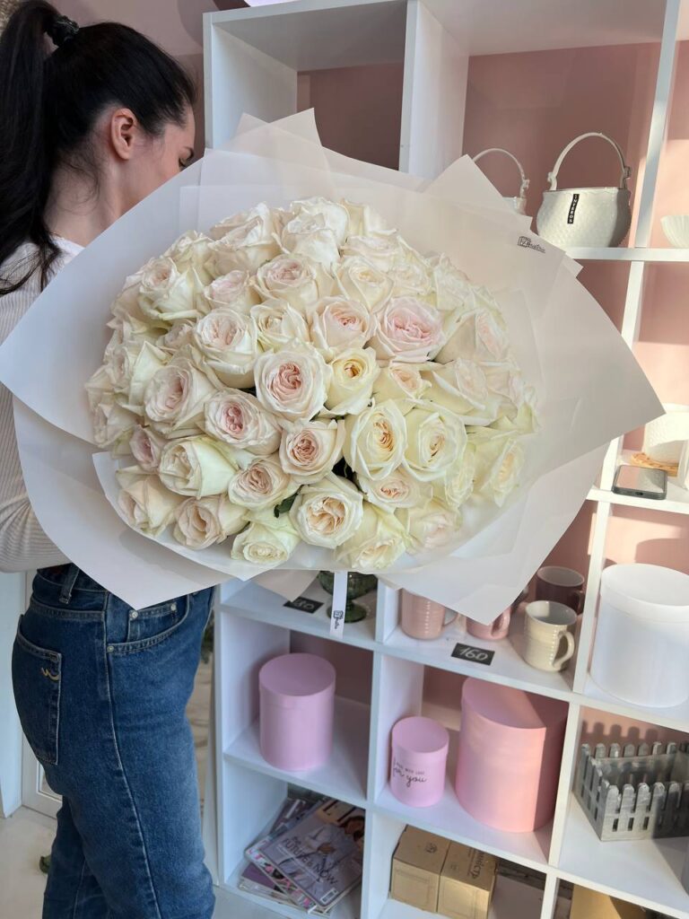 Букет з 51 парфумованої троянди White O’Hara